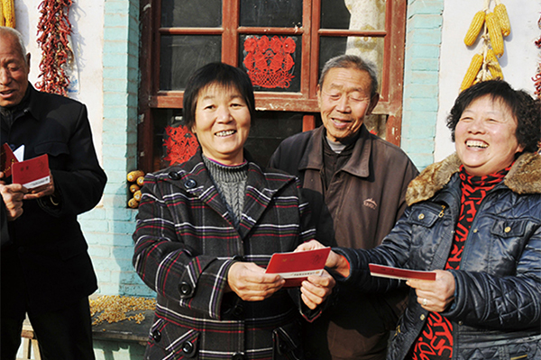 2009年12月,山西省万荣县西贾村,新农保国家试点启动,60周岁以上符合领取条件的村民第一次领到新型农村社会养老保险基础养老金