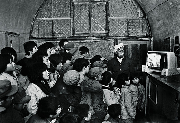 1988年,陕西,一台黑白电视机能引来众多邻居一起观看
