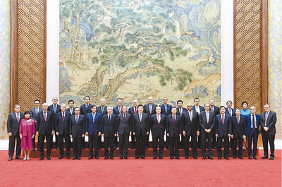 6月21日,国家主席习近平在北京钓鱼台国宾馆会见来华出席“全球首席执行官委员会”特别圆桌峰会的知名跨国企业负责人,并同他们座谈交流。 新华社记者 饶爱民摄