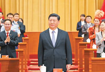 6月26日,中国共产主义青年团第十八次全国代表大会在北京人民大会堂开幕。这是中共中央总书记、国家主席、中央军委主席习近平在主席台向与会代表致意。 新华社记者 姚大伟摄