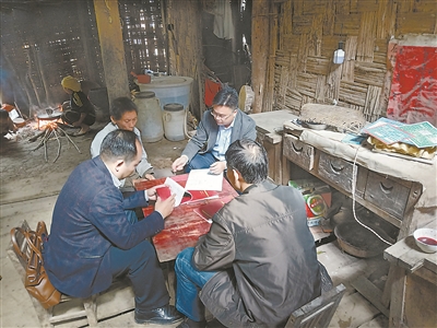 右图为广西大化瑶族自治县纪检监察干部入户核查扶贫资金发放情况。 唐秀全 摄 (资料图片)