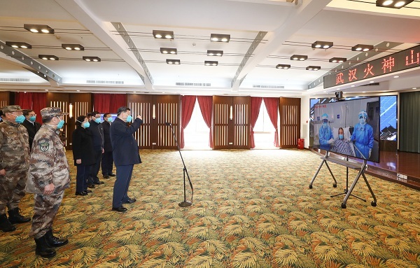 这是习近平在火神山医院指挥中心视频连线感染科病房,与病房内患者和医务人员亲切交流。 新华社记者 谢环驰 摄