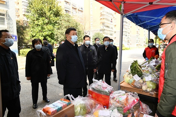 这是习近平在东湖新城社区生活物资集中配送点,详细询问社区群众生活物资采购和供应情况。 新华社记者 谢环驰 摄