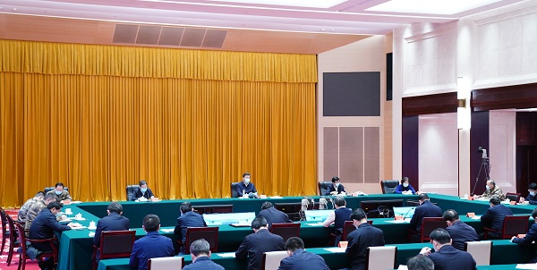 这是实地考察结束后,习近平主持召开会议,听取中央指导组、湖北省委和省政府关于疫情防控工作汇报,并发表重要讲话。 新华社记者 谢环驰 摄