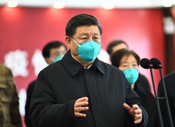 这是习近平在火神山医院指挥中心视频连线感染科病房,与病房内患者和医务人员亲切交流。 新华社记者 谢环驰 摄