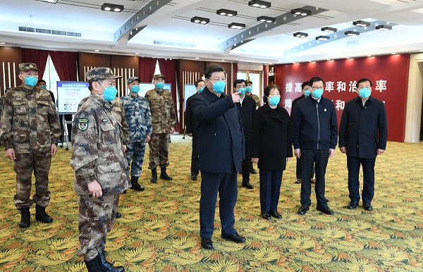 这是习近平在火神山医院指挥中心,听取医院建设运行、患者收治、医务人员防护保障、科研攻关等情况介绍。 新华社记者 谢环驰 摄