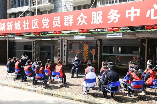 这是习近平在东湖新城社区党群服务中心,同社区工作者、基层民警、卫生服务站医生、下沉干部、志愿者等亲切交流。 新华社记者 谢环驰 摄