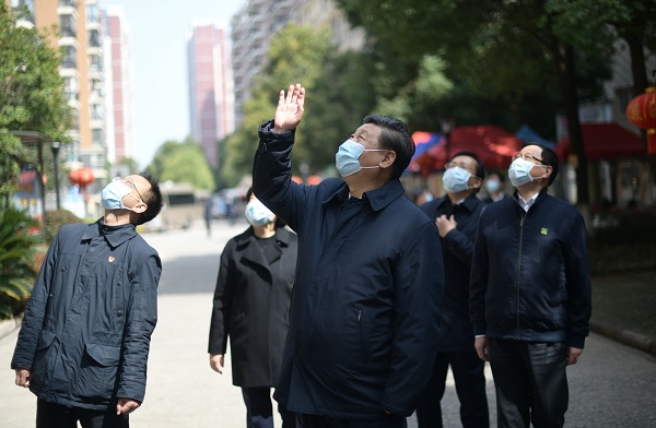 这是习近平在东湖新城社区考察时,向在家隔离居住的居民挥手致意、表示慰问。 新华社记者 谢环驰 摄