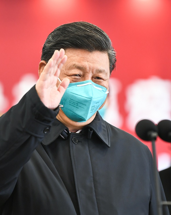 这是习近平在火神山医院指挥中心视频连线感染科病房,与病房内患者和医务人员亲切交流。 新华社记者 谢环驰 摄