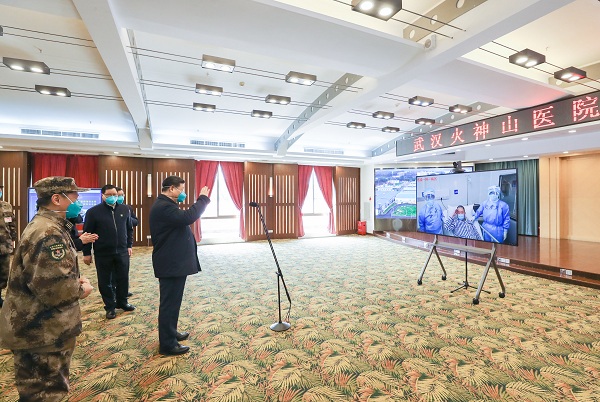 这是习近平在火神山医院指挥中心视频连线感染科病房,与病房内患者和医务人员亲切交流。 新华社记者 鞠鹏 摄