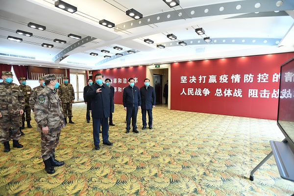 这是习近平在火神山医院指挥中心,听取医院建设运行、患者收治、医务人员防护保障、科研攻关等情况介绍。 新华社记者 谢环驰 摄