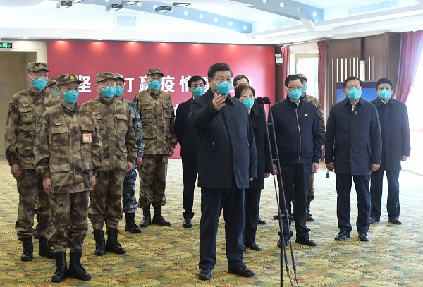 这是习近平在火神山医院指挥中心视频连线感染科病房,与病房内患者和医务人员亲切交流。 新华社记者 谢环驰 摄