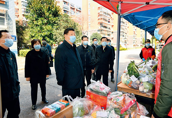 2020年3月10日,中共中央总书记、国家主席、中央军委主席习近平专门赴湖北省武汉市考察新冠肺炎疫情防控工作。这是习近平在东湖新城社区生活物资集中配送点,详细询问社区群众生活物资采购和供应情况。 新华社记者 谢环驰/摄