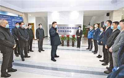 3月29日至4月1日,中共中央总书记、国家主席、中央军委主席习近平在浙江考察。这是3月29日,习近平在宁波北仑大碶高端汽配模具园区管理服务中心,同园区管理人员、中小企业负责人代表、外地返浙员工代表等亲切交流。 新华社记者 鞠鹏 摄