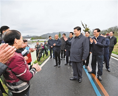 3月29日至4月1日,中共中央总书记、国家主席、中央军委主席习近平在浙江考察。这是3月30日,习近平在湖州市安吉县天荒坪镇余村考察调研,同正在清理荷塘的村民亲切交流,询问春耕备耕情况。新华社记者 申宏 摄