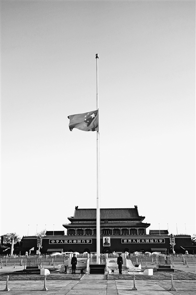 4月4日,北京天安门广场降下半旗,表达对抗击新冠肺炎疫情斗争牺牲烈士和逝世同胞的深切哀悼。 新华社记者 鞠焕宗 摄