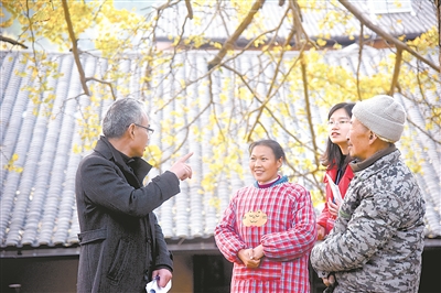 重庆市石柱土家族自治县中益乡坪坝村村民阮德兰(左二)说:“现在的乡村扶贫干部作风越来越好了,帮我们把房子整修好了,院坝也硬化了,最重要的是把我们脱贫致富的干劲也调动起来了。”