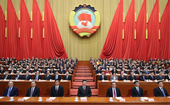 3月3日,中国人民政治协商会议第十三届全国委员会第二次会议在北京人民大会堂开幕。这是习近平、李克强、栗战书、王沪宁、赵乐际、韩正、王岐山在主席台就座。新华社记者 鞠鹏 摄