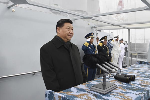 4月23日,在中国人民解放军海军70华诞之际,中共中央总书记、国家主席、中央军委主席习近平出席在青岛举行的庆祝人民海军成立70周年海上阅兵活动。图为习近平检阅舰艇编队。新华社记者 李刚 摄