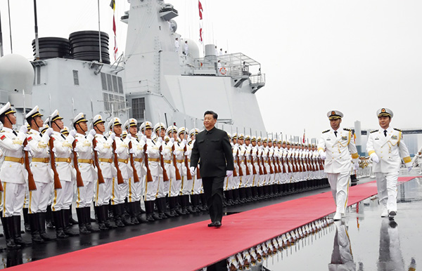 4月23日,在中国人民解放军海军70华诞之际,中共中央总书记、国家主席、中央军委主席习近平出席在青岛举行的庆祝人民海军成立70周年海上阅兵活动。图为习近平检阅海军仪仗队。新华社记者 李刚 摄