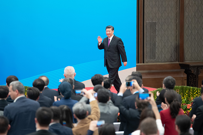 4月27日,第二届“一带一路”国际合作高峰论坛在北京雁栖湖国际会议中心举行圆桌峰会,国家主席习近平主持会议并致开幕辞。圆桌峰会闭幕后,习近平会见中外记者,介绍第二届“一带一路”国际合作高峰论坛圆桌峰会情况和主要成果。这是习近平步入记者会现场。(新华社记者 姚大伟 摄)