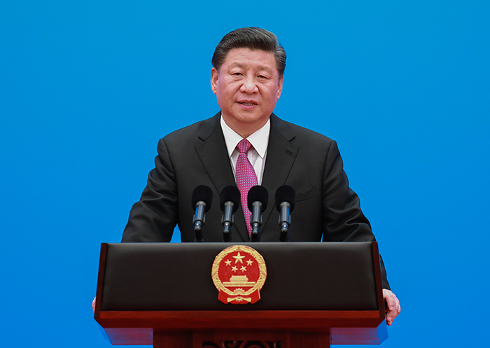 4月27日,第二届“一带一路”国际合作高峰论坛在北京雁栖湖国际会议中心举行圆桌峰会,国家主席习近平主持会议并致开幕辞。圆桌峰会闭幕后,习近平会见中外记者,介绍第二届“一带一路”国际合作高峰论坛圆桌峰会情况和主要成果。(新华社记者 庞兴雷 摄)