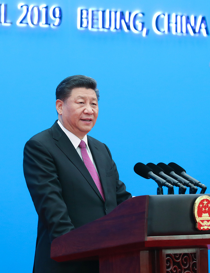 4月27日,第二届“一带一路”国际合作高峰论坛在北京雁栖湖国际会议中心举行圆桌峰会,国家主席习近平主持会议并致开幕辞。圆桌峰会闭幕后,习近平会见中外记者,介绍第二届“一带一路”国际合作高峰论坛圆桌峰会情况和主要成果。(新华社记者 鞠鹏 摄)