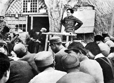 1938年5月,毛泽东在延安鲁迅艺术文学院作报告。(资料图片)