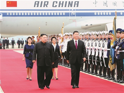 6月20日,中共中央总书记、国家主席习近平乘专机抵达平壤,开始对朝鲜民主主义人民共和国进行国事访问。朝鲜劳动党委员长、国务委员会委员长金正恩和夫人李雪主到机场热情迎接习近平和夫人彭丽媛。朝方在机场举行隆重欢迎仪式。新华社记者 黄敬文 摄