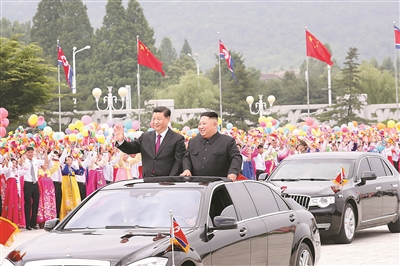 6月20日,中共中央总书记、国家主席习近平乘专机抵达平壤,开始对朝鲜民主主义人民共和国进行国事访问。朝鲜劳动党委员长、国务委员会委员长金正恩和夫人李雪主到机场热情迎接习近平和夫人彭丽媛。朝方在机场举行隆重欢迎仪式。欢迎仪式结束后,习近平与金正恩同车前往锦绣山太阳宫广场,沿途数十万群众夹道欢迎。新华社记者 鞠鹏 摄