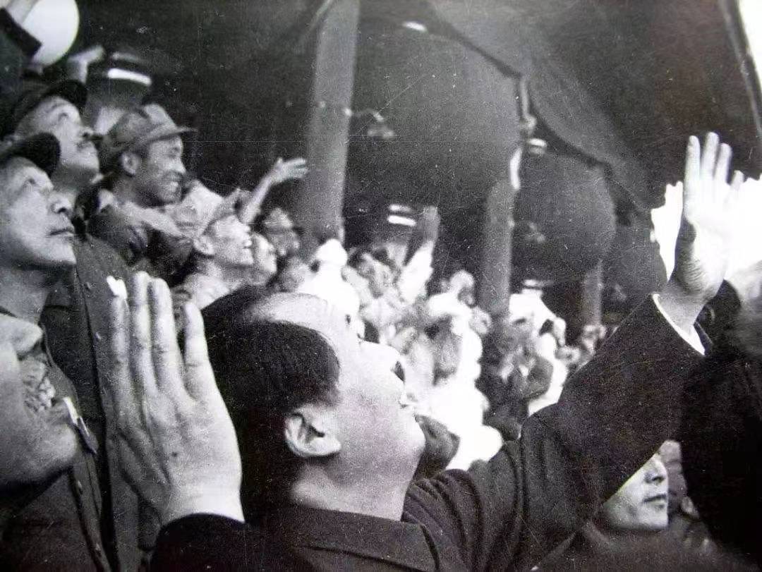 1949年10月1日，在开国大典上，毛泽东等领导同志检阅空中飞行编队