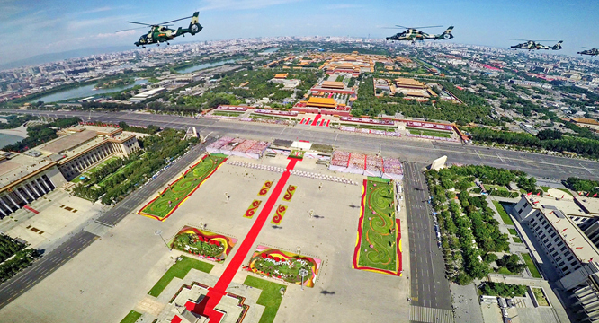 2015年9月3日，中国人民抗日战争暨世界反法西斯战争胜利70周年纪念大会在北京隆重举行。这是航拍的直升机梯队飞过天安门广场。（资料图片）