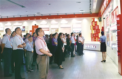 图为海南省反腐倡廉警示教育基地更新后，该省组织各市县和省直单位党政一把手集体赴警示教育基地接受警示教育。 赵雅婧 摄