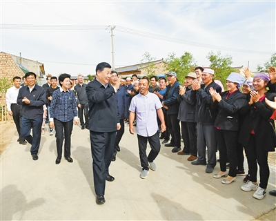 6月8日至10日,中共中央总书记、国家主席、中央军委主席习近平在宁夏考察。这是6月8日下午,习近平在吴忠市红寺堡区红寺堡镇弘德村看望移民搬迁群众,向村民们挥手致意。 新华社记者 谢环驰 摄