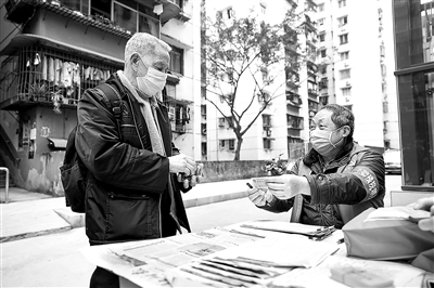 在抗击新冠肺炎疫情的战斗中,有许多平民英雄。68岁的张福明是重庆市北碚区的一名“楼院哨兵”志愿者,在整个北碚区,共有1216名像他这样的“楼院哨兵”志愿者。他们每天在出入口核对出入卡、宣传防疫知识、劝阻外来人员进入小区,充分发挥人熟地熟优势,为做好疫情防控工作贡献着自己的力量。图为张福明(右)在北碚区新房子社区一个散居楼院出入口对进入小区的人员