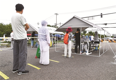 6月15日,在北京市丰台区新村街道的一处临时核酸采样点,前来检测的市民有序排队进行检测采样。 新华社记者 任超 摄