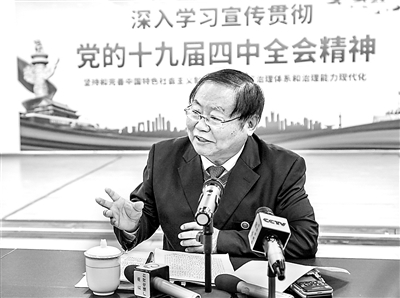 图为2019年11月13日,中央宣讲团成员、中央政策研究室原副主任施芝鸿在云南省昆明市宣讲党的十九届四中全会精神。新华社记者 江文耀 摄