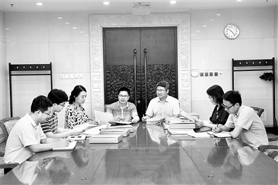 中央纪委国家监委驻中央统战部纪检监察组把落实“两个维护”作为首要任务,聚焦权力运行强化政治监督。图为该组纪检监察干部围绕如何深化做实政治监督开展交流研讨。程鹏 摄