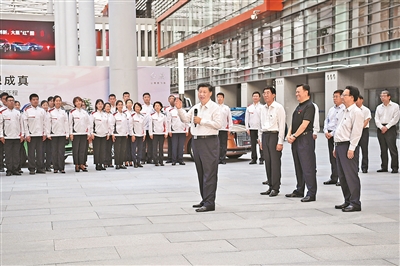 7月22日至24日,中共中央总书记、国家主席、中央军委主席习近平在吉林省考察。这是7月23日下午,习近平在长春市一汽集团研发总院,同职工代表亲切交流。 新华社记者 燕雁 摄