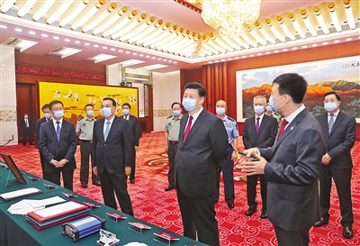 7月31日上午,北斗三号全球卫星导航系统建成暨开通仪式在北京举行。中共中央总书记、国家主席、中央军委主席习近平出席仪式,宣布北斗三号全球卫星导航系统正式开通并参观北斗系统建设发展成果展览展示。 新华社记者 鞠鹏 摄