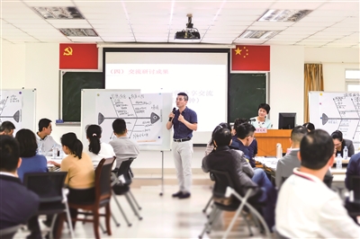 广东省深圳市龙岗区上好警示教育“精品课”“现场课”“定制课”,筑牢党员干部拒腐防变思想防线。图为该区纪委监委干部为区委党校学员讲授以忏悔录、警示教育片为素材的情景式、互动式警示教育“精品课”。陈惠玲 摄