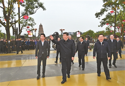 4月20日至23日,中共中央总书记、国家主席、中央军委主席习近平在陕西考察。这是4月22日,习近平在西安大唐不夜城步行街考察时,向游客挥手致意。新华社记者 谢环驰 摄