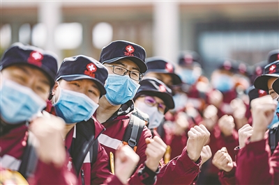 在同新冠肺炎疫情的殊死较量中,中国人民和中华民族以敢于斗争、敢于胜利的大无畏气概,铸就了生命至上、举国同心、舍生忘死、尊重科学、命运与共的伟大抗疫精神。这是2月12日云南省对口支援湖北咸宁医疗队启程时,医疗队队员在出发现场加油鼓劲。新华社记者 江文耀 摄