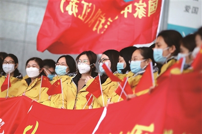 在伟大抗疫斗争中,14亿人民显示出高度的责任意识、自律观念、奉献精神、友爱情怀,铸就起强大精神防线。国有难,召必应,全国4.26万名医务人员不畏艰险、义无反顾驰援湖北,携手并进、共克时艰。图为2月21日,即将奔赴武汉的第五批国家中医医疗队(江苏)在南京南站整装待发。(图片来源:人民视觉)