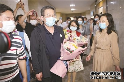 新冠肺炎疫情暴发后,中央指导组专家组成员,东南大学附属中大医院党委副书记、纪委书记、主任医师邱海波四度出征,先后转战湖北、黑龙江、吉林、新疆等地,在抗疫一线鏖战185天。图为6月5日,邱海波从吉林返回南京,在机场受到热烈欢迎。(图片来源:视觉中国)