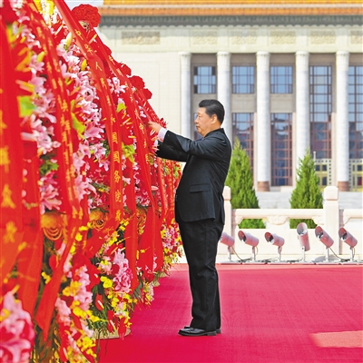 9月30日上午,党和国家领导人习近平、李克强、栗战书、汪洋、王沪宁、赵乐际、韩正、王岐山等来到北京天安门广场,出席烈士纪念日向人民英雄敬献花篮仪式。这是习近平整理花篮上的缎带。 新华社记者 申宏 摄