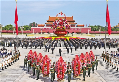 9月30日上午,党和国家领导人习近平、李克强、栗战书、汪洋、王沪宁、赵乐际、韩正、王岐山等来到北京天安门广场,出席烈士纪念日向人民英雄敬献花篮仪式。 新华社记者 谢环驰 摄