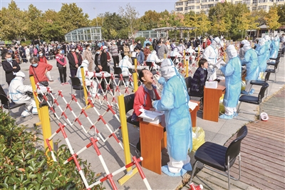 青岛市卫健委12日通报,青岛市已制定并启动全员核酸检测方案,社区检测正加快推进。图为市民在海琴广场社区检测点进行免费咽拭子取样。