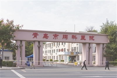 青岛市卫健委12日通报,青岛在此次疫情中已发现确诊病例6例、无症状感染者6例,均与青岛市胸科医院高度关联。11日,青岛市胸科医院已经封闭。图为10月12日,青岛市胸科医院大门。(图片来源:人民视觉)