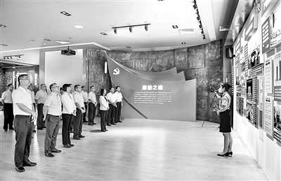 海南省海口市日前组织900多名市管干部分批到海南省反腐倡廉警示教育基地参观学习,筑牢党员干部拒腐防变的思想防线。 王程龙 摄